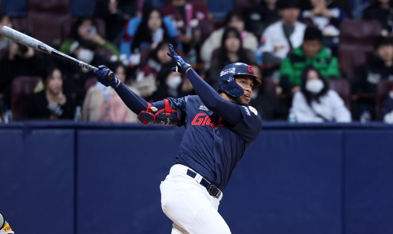 [서울=뉴시스] 이영환 기자 = 17일 오후 서울 구로구 고척스카이돔에서 열린 2025 프로야구 시범경기 롯데 자이언츠와 키움 히어로즈의 경기, 8회초 2사 1루에서 롯데 레이예스가 2루타를 날리고 있다. 2025.03.17. 20hwan@newsis.com