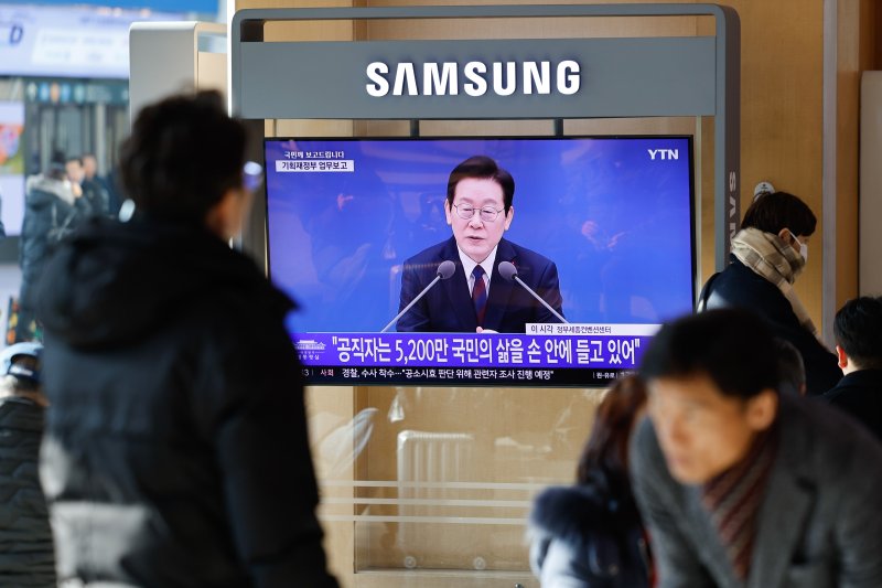 11일 서울역에서 이재명 대통령의 취임 후 첫 기관별 업무보고(기획재정부·국가데이터처) 모두 발언 생중계 화면이 나오고 있다. 강유정 대통령실 대변인은 "부처별 업무보고가 생중계되는 건 처음이며, 국민주권정부의 국정철학을 국민과 나누고 정책 이행 과정의 투명성을 높이기 위한 조치＂라고 말했다. 2025.12.11/뉴스1 ⓒ News1 안은나 기자