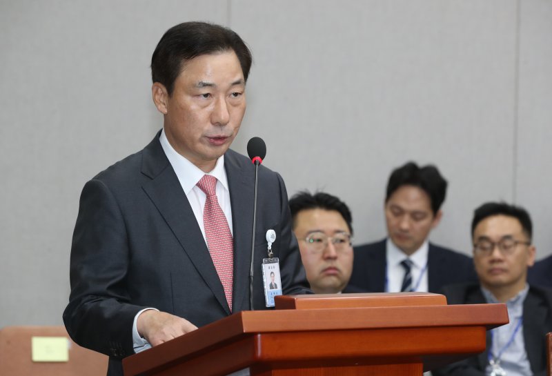 윤재순 대통령실 총무비서관이 19일 오후 서울 여의도 국회에서 열린 운영위원회 전체회의에 출석해 예산안 관련 제안 설명을 하고 있다. 2024.11.19/뉴스1 ⓒ News1 이광호 기자