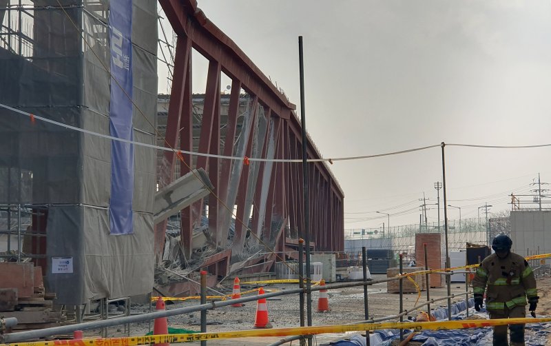 [광주=뉴시스] 이현행 기자 = 11일 오후 광주 서구 치평동 광주대표도서관 건설 현장에서 콘크리트 타설 작업 중 구조물 붕괴 사고가 나 소방 당국이 매몰된 것으로 추정되는 작업자 4명을 구조 중이다. 2025.12.11. lhh@newsis.com