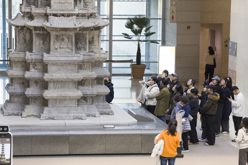 [서울=뉴시스] 김근수 기자 = 국립중앙박물관이 올해 연간 관람객 600만 명을 돌파한 11일 서울 용산구 국립중앙박물관에서 관람객들이 전시장을 둘러보고 있다. 2025.12.11. ks@newsis.com