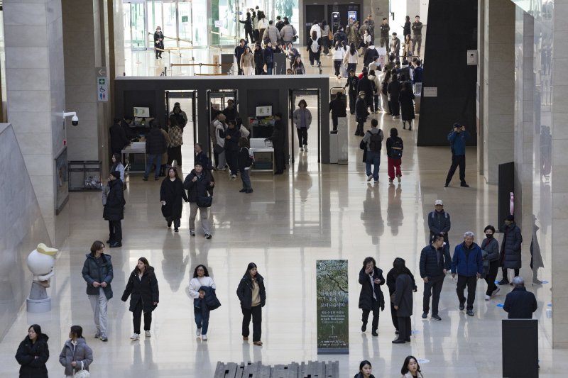 [서울=뉴시스] 김근수 기자 = 국립중앙박물관이 올해 연간 관람객 600만 명을 돌파한 11일 서울 용산구 국립중앙박물관에서 관람객들이 전시장을 둘러보고 있다. 2025.12.11. ks@newsis.com