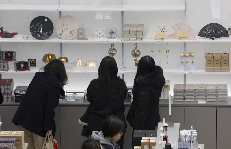 [서울=뉴시스] 김근수 기자 = 국립중앙박물관이 올해 연간 관람객 600만 명을 돌파한 11일 서울 용산구 국립중앙박물관에서 관람객들이 기념품샵을 둘러보고 있다. 2025.12.11. ks@newsis.com