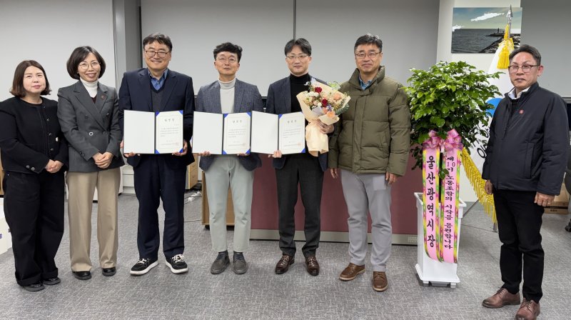 이종일 울산시공무원노조위원장 당선자(왼쪽에서 다섯 번째)가 11일 시청에서 꽃다발을 들고 있다. (울산시공무원노조 제공. 재판매 및 DB 금지) /뉴스1