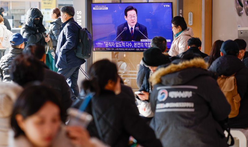 11일 서울역에서 이재명 대통령의 취임 후 첫 기관별 업무보고(기획재정부·국가데이터처) 모두 발언 생중계 화면이 나오고 있다. 2025.12.11/뉴스1 ⓒ News1 안은나 기자