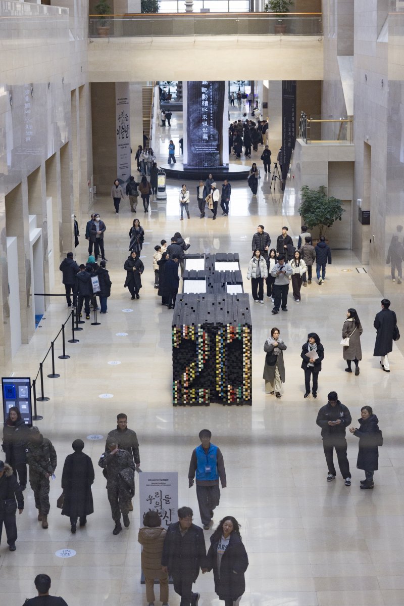 [서울=뉴시스] 김근수 기자 = 국립중앙박물관이 올해 연간 관람객 600만 명을 돌파한 11일 서울 용산구 국립중앙박물관에서 관람객들이 전시장을 둘러보고 있다. 2025.12.11. ks@newsis.com