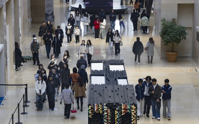 [서울=뉴시스] 김근수 기자 = 국립중앙박물관이 올해 연간 관람객 600만 명을 돌파한 11일 서울 용산구 국립중앙박물관에서 관람객들이 전시장을 둘러보고 있다. 2025.12.11. ks@newsis.com