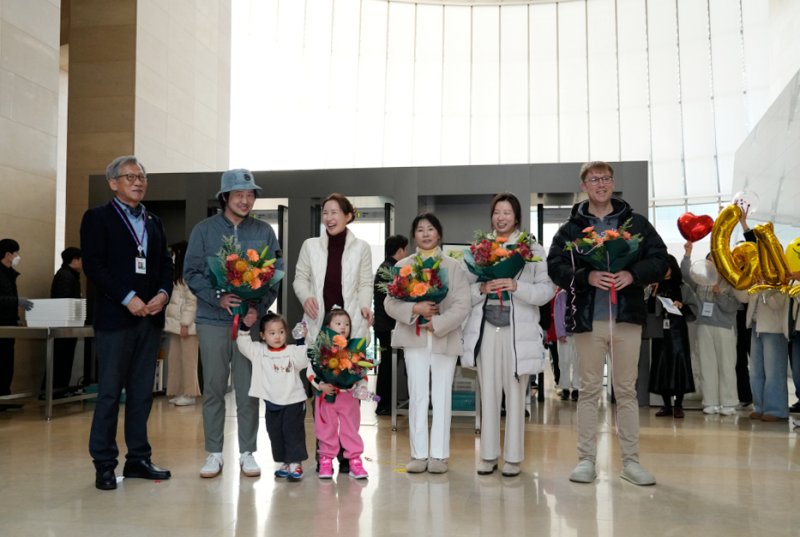 [서울=뉴시스] 유홍준 국립중앙박물관 관장이 11일 서울 용산구 국립중앙박물관에서 열린 '국립중앙박물관 관람객 600만 명 돌파 기념행사'에서 600만 번째 관람객과 기념촬영 하고 있다. (사진=국립중앙박물관 제공) 2025.12.11. photo@newsis.com *재판매 및 DB 금지
