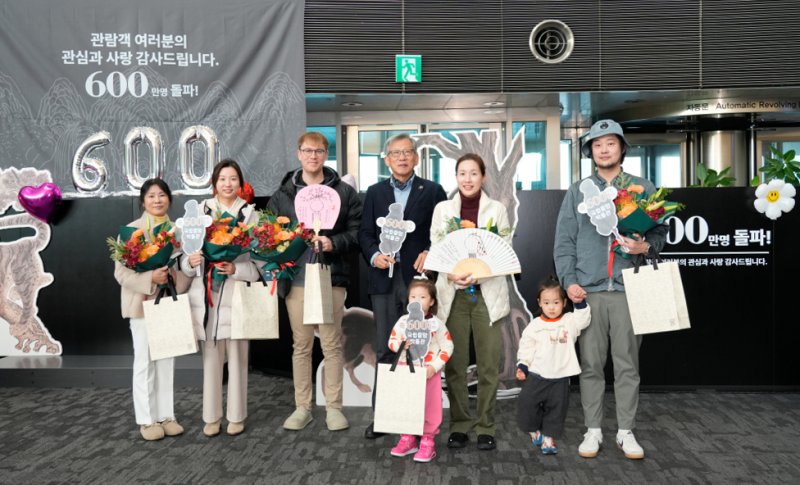 [서울=뉴시스] 유홍준 국립중앙박물관 관장이 11일 서울 용산구 국립중앙박물관에서 열린 '국립중앙박물관 관람객 600만 명 돌파 기념행사'에서 600만 번째 관람객과 기념촬영 하고 있다. (사진=국립중앙박물관 제공) 2025.12.11. photo@newsis.com *재판매 및 DB 금지