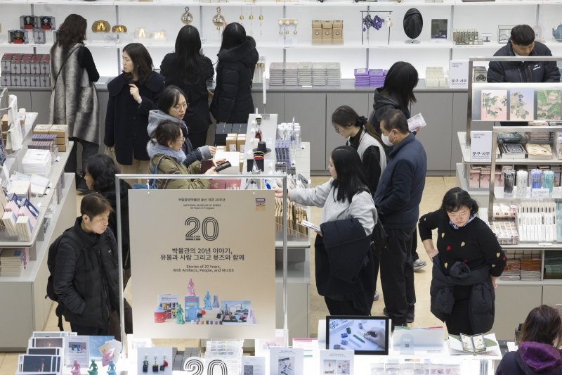 [서울=뉴시스] 김근수 기자 = 국립중앙박물관이 올해 연간 관람객 600만 명을 돌파한 11일 서울 용산구 국립중앙박물관에서 관람객들이 기념품샵을 둘러보고 있다. 2025.12.11. ks@newsis.com