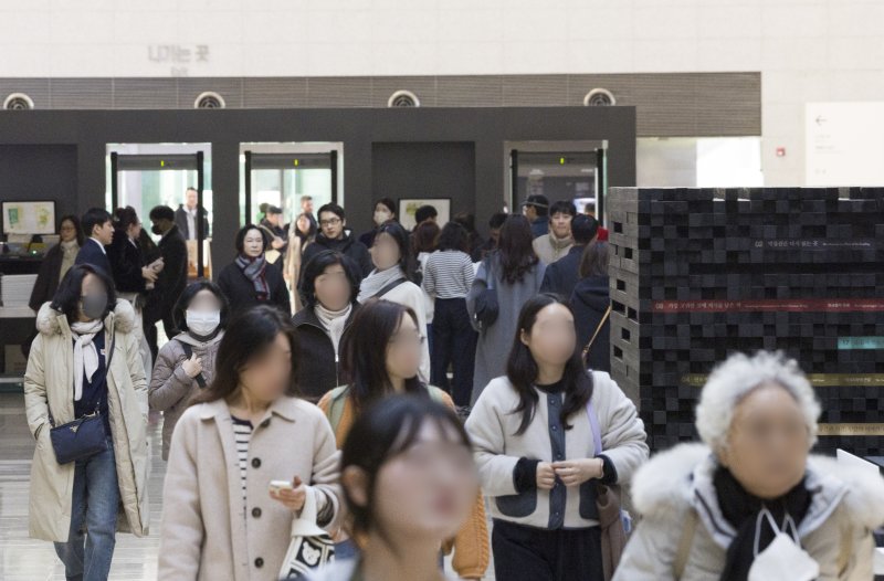 [서울=뉴시스] 김근수 기자 = 국립중앙박물관이 올해 연간 관람객 600만 명을 돌파한 11일 서울 용산구 국립중앙박물관에서 관람객들이 전시장을 둘러보고 있다. 2025.12.11. ks@newsis.com