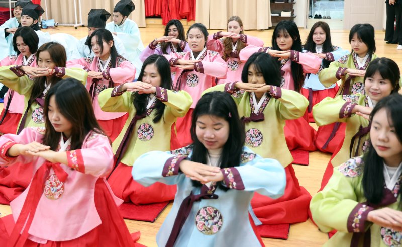 [부산=뉴시스] 하경민 기자 = 동서대학교 외국어교육원 한국어연수과정에 참가한 외국인 학생들이 11일 부산 동래구 충렬사 안락서원 교육회관에서 한복을 곱게 차려입고 전통예절을 배우고 있다. 이 대학 한국어연수과정에 참가한 32개국의 학생 530여 명은 내년 1월30일까지 총 12차례에 걸쳐 안락서원에서 전통예절교육 등을 체험한다. 2025.12.11. yulnetphoto@newsis.com