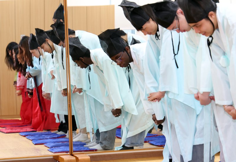 [부산=뉴시스] 하경민 기자 = 동서대학교 외국어교육원 한국어연수과정에 참가한 외국인 학생들이 11일 부산 동래구 충렬사 안락서원 교육회관에서 한복을 곱게 차려입고 전통예절을 배우고 있다. 이 대학 한국어연수과정에 참가한 32개국의 학생 530여 명은 내년 1월30일까지 총 12차례에 걸쳐 안락서원에서 전통예절교육 등을 체험한다. 2025.12.11. yulnetphoto@newsis.com