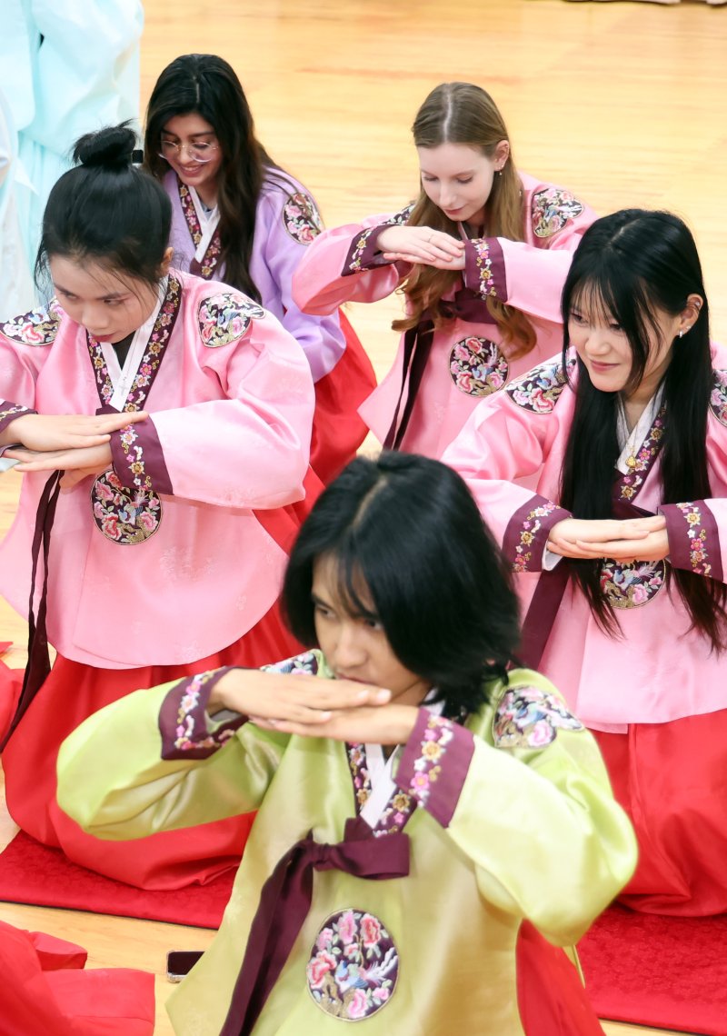[부산=뉴시스] 하경민 기자 = 동서대학교 외국어교육원 한국어연수과정에 참가한 외국인 학생들이 11일 부산 동래구 충렬사 안락서원 교육회관에서 한복을 곱게 차려입고 전통예절을 배우고 있다. 이 대학 한국어연수과정에 참가한 32개국의 학생 530여 명은 내년 1월30일까지 총 12차례에 걸쳐 안락서원에서 전통예절교육 등을 체험한다. 2025.12.11. yulnetphoto@newsis.com