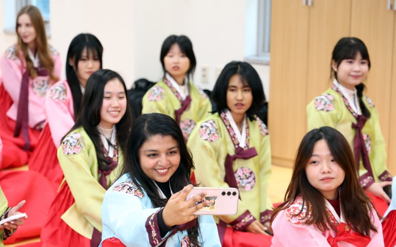[부산=뉴시스] 하경민 기자 = 동서대학교 외국어교육원 한국어연수과정에 참가한 외국인 학생들이 11일 부산 동래구 충렬사 안락서원 교육회관에서 한복을 곱게 차려입고 기념사진을 찍고 있다. 이 대학 한국어연수과정에 참가한 32개국의 학생 530여 명은 내년 1월30일까지 총 12차례에 걸쳐 안락서원에서 전통예절교육 등을 체험한다. 2025.12.11. yulnetphoto@newsis.com