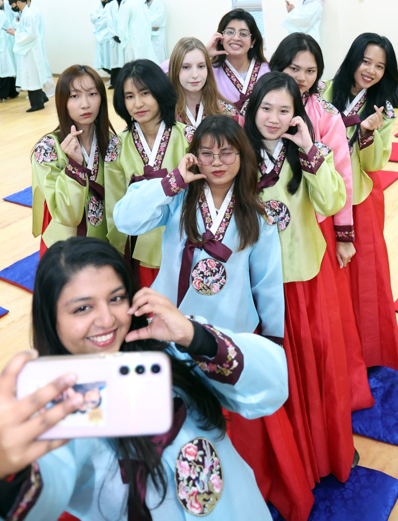 [부산=뉴시스] 하경민 기자 = 동서대학교 외국어교육원 한국어연수과정에 참가한 외국인 학생들이 11일 부산 동래구 충렬사 안락서원 교육회관에서 한복을 곱게 차려입고 기념사진을 찍고 있다. 이 대학 한국어연수과정에 참가한 32개국의 학생 530여 명은 내년 1월30일까지 총 12차례에 걸쳐 안락서원에서 전통예절교육 등을 체험한다. 2025.12.11. yulnetphoto@newsis.com