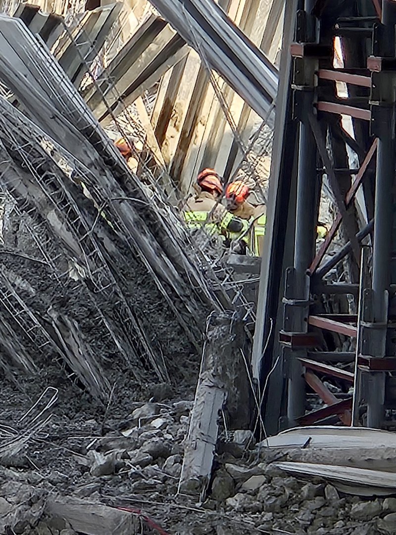 [광주=뉴시스] 이영주 기자 = 11일 오후 광주 서구 치평동 광주대표도서관 건설 현장에서 콘크리트 타설 작업 중 구조물 붕괴 사고가 발생해 소방 당국이 잔해물에 매몰된 것으로 추정되는 작업자 4명을 구조 중이다. 현재까지 1명이 심정지 상태로 구조됐다. 2025.12.11. leeyj2578@newsis.com