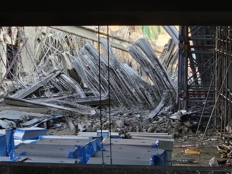 [광주=뉴시스] 이영주 기자 = 11일 오후 광주 서구 치평동 광주대표도서관 건설 현장에서 콘크리트 타설 작업 중 구조물 붕괴 사고가 발생해 소방 당국이 잔해물에 매몰된 것으로 추정되는 작업자 4명을 구조 중이다. 현재까지 1명이 심정지 상태로 구조됐다. 2025.12.11. leeyj2578@newsis.com