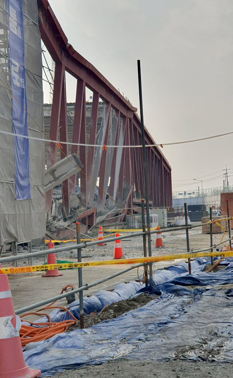 [광주=뉴시스] 이현행 기자 = 11일 오후 광주 서구 치평동 광주대표도서관 건설 현장에서 콘크리트 타설 작업 중 구조물 붕괴 사고가 나 소방 당국이 매몰된 것으로 추정되는 작업자 4명을 구조 중이다. 2025.12.11. lhh@newsis.com