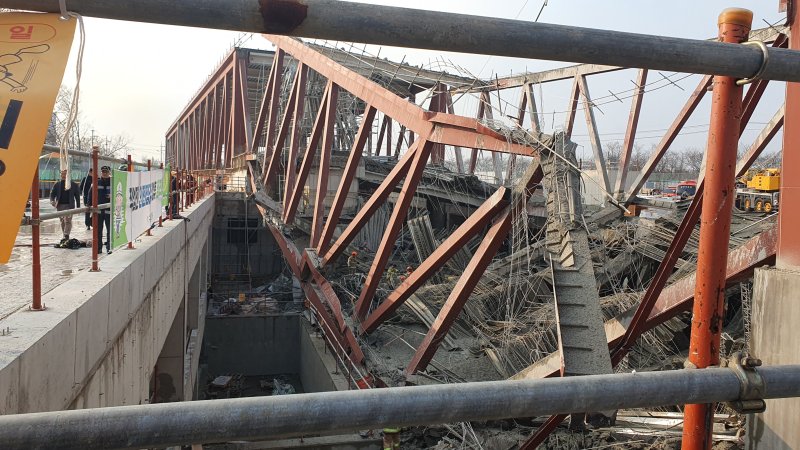 [광주=뉴시스] 이현행 기자 = 11일 오후 광주 서구 치평동 광주대표도서관 건설 현장에서 콘크리트 타설 작업 중 구조물 붕괴 사고가 나 소방 당국이 매몰된 것으로 추정되는 작업자 4명을 구조 중이다. 2025.12.11. lhh@newsis.com