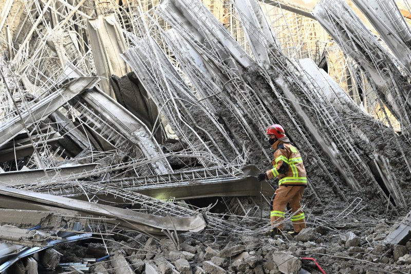 [광주=뉴시스] 이영주 기자 = 소방당국이 11일 오후 광주 서구 치평동 광주대표도서관 건설 도중 난 콘크리트 타설 작업 중 구조물 붕괴 사고 현장에서 잔해물에 매몰된 것으로 추정되는 작업자들을 수색 구조하고 있다. 2025.12.11. leeyj2578@newsis.com