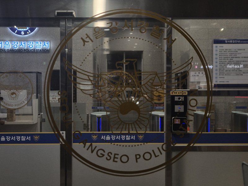 [서울=뉴시스] 이명동 기자 = 18일 오후 서울 강서구 서울 강서경찰서 출입문에 로고가 보이고 있다. 2025.09.18. ddingdong@newsis.com