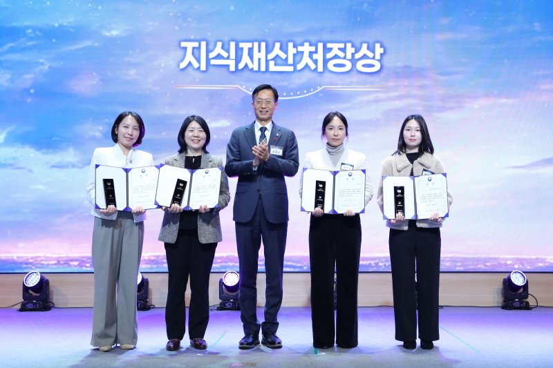 김용선 지식재산처장(왼쪽에서 3번째)이 수상자들과 기념촬영을 하고 있다.왼쪽부터 박지원, 조윤주, 김용선 지식재산처장, 조은구, 박은서씨.(지식재산처 제공.재판매 및 DB금지)/뉴스1