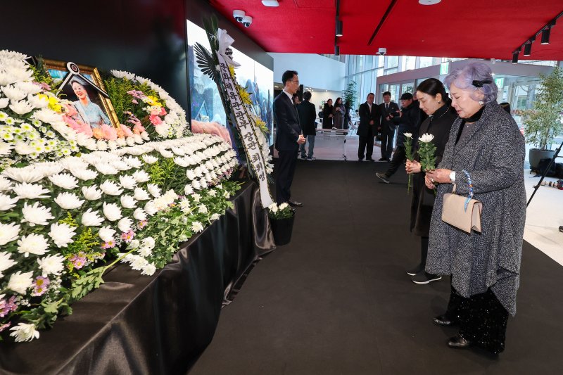 배우 정혜선, 김보연이 11일 오후 서울 중구 충무로 서울영화센터에 마련된 원로 배우 고(故) 김지미(본명 김명자) 추모 공간을 찾아 조문을 하고 있다. 2025.12.11/뉴스1 ⓒ News1 안은나 기자