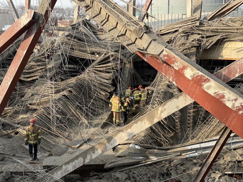 11일 오후 1시 58분쯤 광주 서구 치평동(상무지구)의 광주대표도서관 공사 현장에서 레미콘 타설 중 붕괴 사고가 발생해 4명이(추정) 매몰, 소방당국이 구조작업을 하고 있다. 2025.12.11/뉴스1 ⓒ News1 김태성 기자
