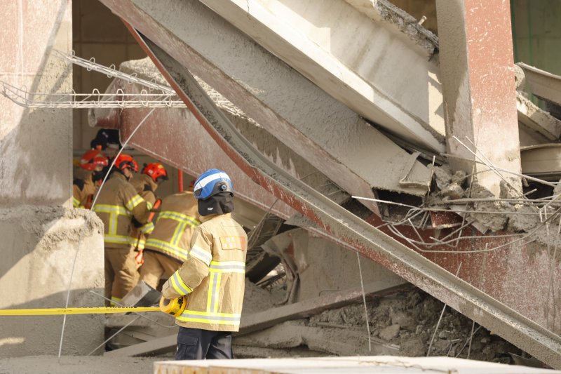 11일 오후 1시 58분쯤 광주 서구 치평동(상무지구)의 광주대표도서관 공사 현장에서 레미콘 타설 중 붕괴 사고가 발생해 4명이 매몰, 소방당국이 구조작업을 하고 있다. 2025.12.11/뉴스1 ⓒ News1 김태성 기자