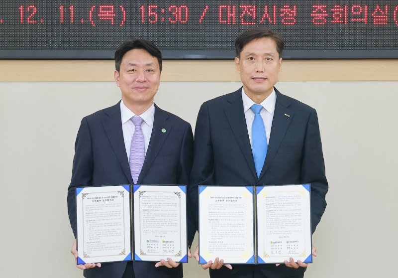 협약식에는 최성아 정무경제과학부시장(왼쪽)과 박주선 기술보증기금 전무이사가 참석했다. (시 제공) / 뉴스1