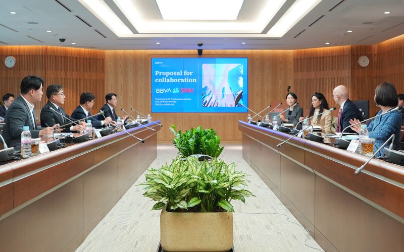 BNK금융그룹은 10일 스페인 BBVA은행과 글로벌 금융 협력 확대를 위한 실무 회의를 진행했다. BNK금융그룹 제공