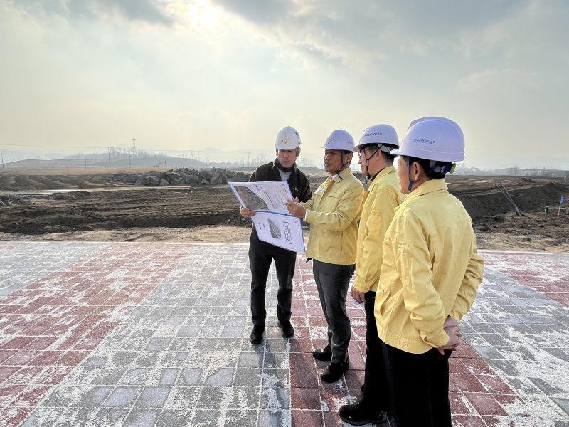 [세종=뉴시스]한국산업단지공단이 11일 충남 천안 제5일반산업단지 조성공사 현장을 방문해 공사 참여 근로자와 시설 이용자의 안전의식 제고 및 사고 예방을 위한 특별 안전점검을 실시했다.(사진=산단공 제공) *재판매 및 DB 금지