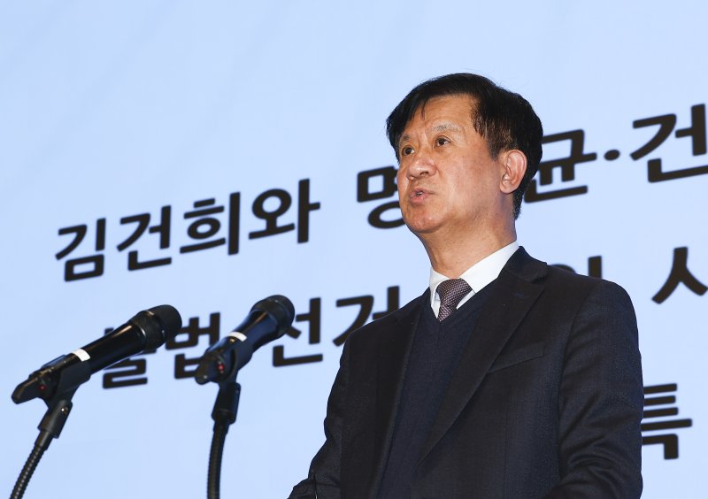 [서울=뉴시스] 김근수 기자 = 김건희 여사 의혹을 수사하는 민중기 특별검사팀의 박노수 특검보가 4일 서울 종로구 KT광화문빌딩 웨스트에 마련된 사무실에서 브리핑을 하고 있다. 2025.12.04. ks@newsis.com