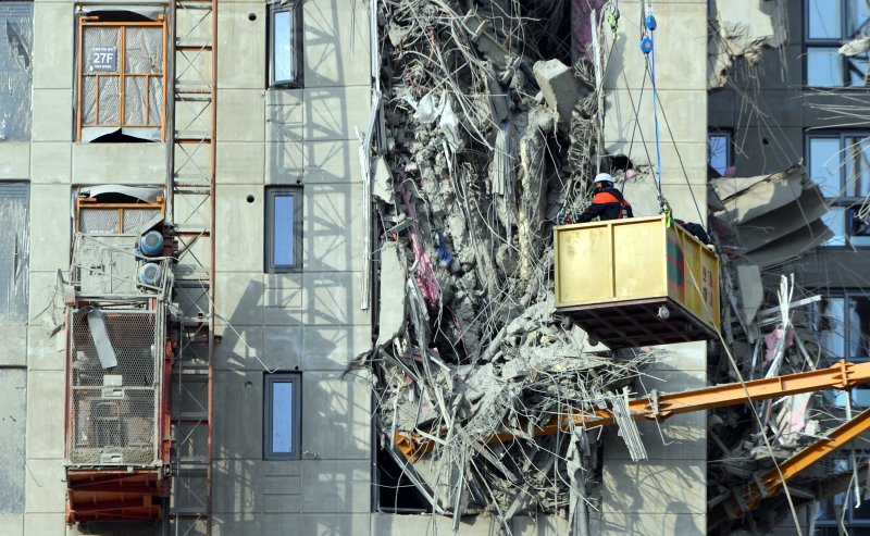 [광주=뉴시스] 류형근 기자 = 광주 서구 화정동 현대아이파크 신축 아파트 붕괴 사고 7일째인 17일 오후 구조안전 자문단들이 크레인을 이용해 붕괴 사고가 발생한 지점을 살펴보고 있다. 2022.01.17. hgryu77@newsis.com