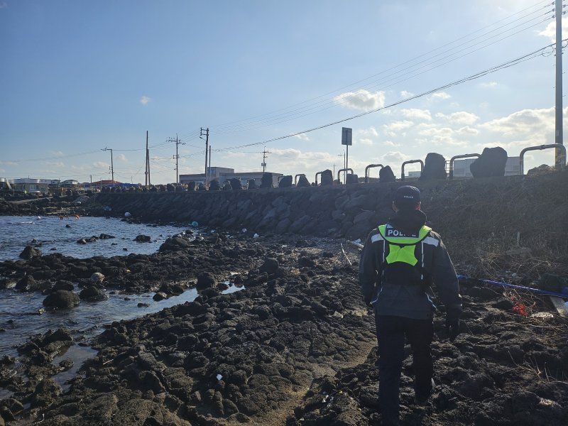 [제주=뉴시스] 서귀포해양경찰서 연안 안전사고 주의보 관련 해안가 순찰 자료사진. (사진=서귀포해양경찰서 제공) 2025.12.11. photo@newsis.com