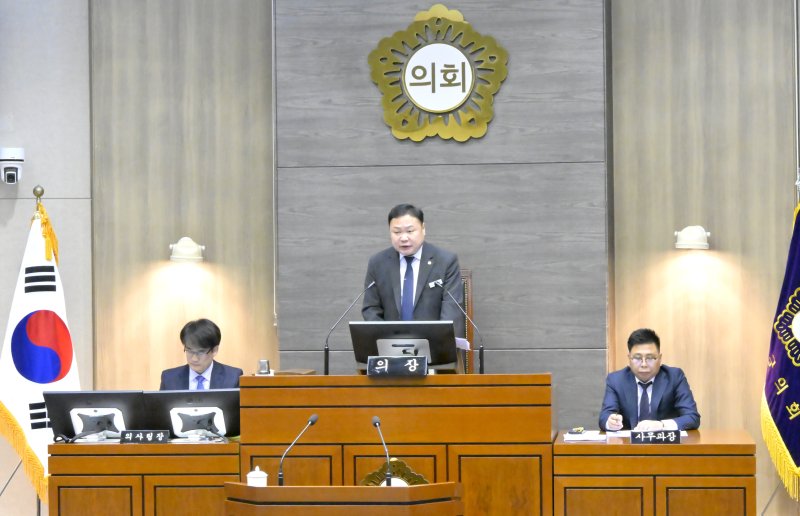 [순창=뉴시스] 11일 열린 순창군의회 제300회 임시회 제1차 본회의, 손종석 의장이 회의를 진행하고 있다. (사진=순창군의회 제공) 2025.12.11. photo@newsis.com *재판매 및 DB 금지