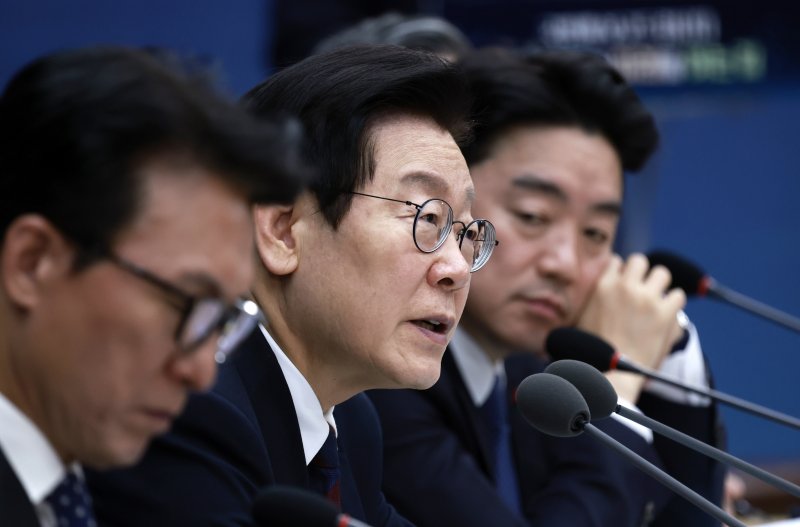 이재명 대통령이 11일 세종시 정부세종컨벤션센터에서 열린 '희망찬 농업·농촌, 모두가 행복하게 일하는 나라' 농림축산식품부(농촌진흥청·산림청)-고용노동부 업무보고에서 발언하고 있다. 뉴시스