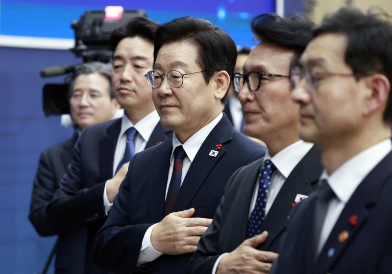 [세종=뉴시스] 최동준 기자 = 이재명 대통령이 11일 세종시 정부세종컨벤션센터에서 열린 '희망찬 농업·농촌, 모두가 행복하게 일하는 나라' 농림축산식품부(농촌진흥청·산림청)-고용노동부 업무보고에서 참석자들과 국민의례를 하고 있다. 2025.12.11. photocdj@newsis.com