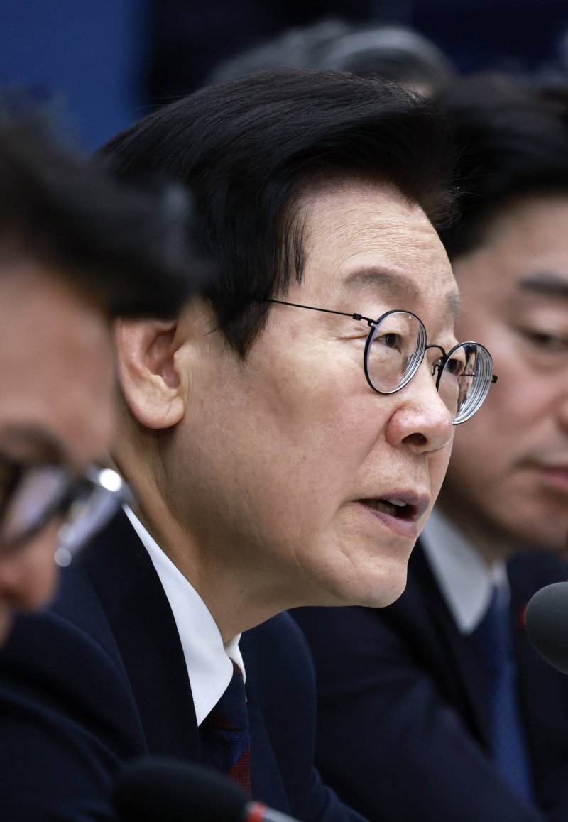 [세종=뉴시스] 최동준 기자 = 이재명 대통령이 11일 세종시 정부세종컨벤션센터에서 열린 '희망찬 농업·농촌, 모두가 행복하게 일하는 나라' 농림축산식품부(농촌진흥청·산림청)-고용노동부 업무보고에서 발언하고 있다. 2025.12.11. photocdj@newsis.com