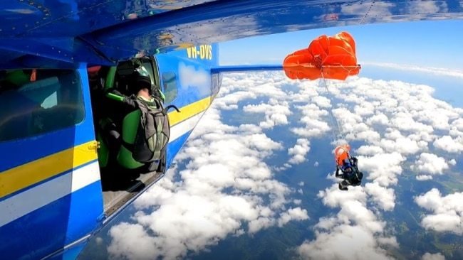 호주에서 지난 9월 스카이다이빙 중 예비 낙하산이 펼쳐져 다이버가 비행기 꼬리에 매달리는 사고가 발생했다. (출처=엑스) 2025.12.11./뉴스1