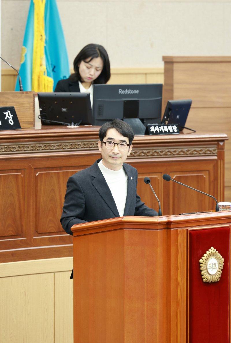 [창원=뉴시스] 강경국 기자 = 문순규 경남 창원시의원이 11일 열린 제148회 정례회 본회의에서 시정질문을 하고 있다. (사진=창원시의회 제공). 2025.12.11. photo@newsis.com *재판매 및 DB 금지