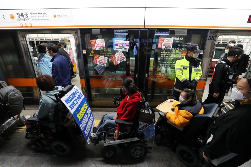 전국장애인차별철폐연대(전장연) 회원들이 2022년 4월 21일 오전 서울 경복궁역 3호선 승강장에서 장애인권리예산 확보 및 장애인 이동권 보장 촉구 시위를 하고 있다. 2022.4.21/뉴스1 ⓒ News1 구윤성 기자