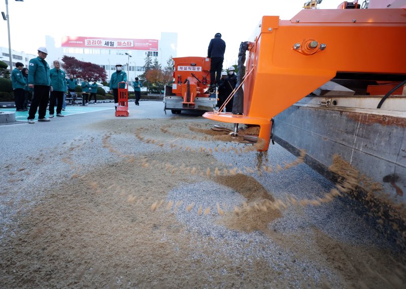 [부산=뉴시스] 하경민 기자 = 지난 9일 부산 부산진구청에서 공무원들이 폭설 및 도로 결빙 등에 대비하기 위해 염화칼슘살포기, 제설기 등 제설장비 운영을 점검하고 있다. 부산진구는 현재 제설제 51t과 모래 25만㎏(2만5000포)를 확보했으며, 제설제 사용에 따른 환경 영향을 최소화하기 위해 전량 친환경 제설제로 비축하는 데 힘쓰고 있다. 2025.12.09. yulnetphoto@newsis.com