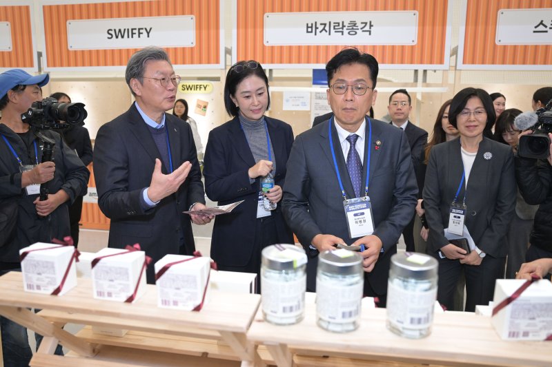 김창범 한국경제인협회 부회장과 이병권 중소벤처기업부 2차관을 비롯한 내빈들이 11일 동대문디자인플라자(DDP)에서 열린 '강한 소상공인 상생ON페어'에 참석해 부스를 둘러보고 있다. 한국경제인협회 제공.