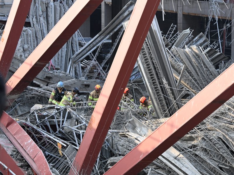 [광주=뉴시스] 이현행 기자 = 11일 오후 광주 서구 치평동 광주대표도서관 건설 현장에서 콘크리트 타설 작업 중 구조물 붕괴 사고가 나 소방 당국이 매몰된 것으로 추정되는 작업자를 구조 하고 있다. 2025.12.11. lhh@newsis.com