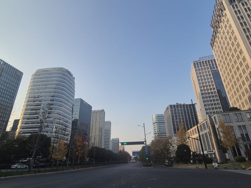중국 항저우 데이터밸리 인근 도로에 고층 빌딩들이 들어서 있는 모습. 오른편 맨 뒤쪽 둥근 모서리 빌딩에 유니트리 본사가 입주한다. 사진=연지안 기자