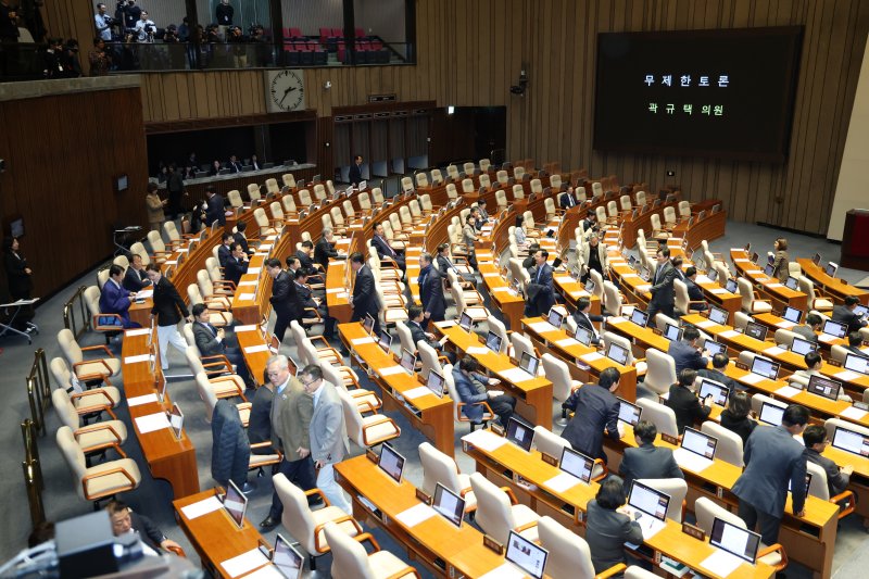 곽규택 국민의힘 의원이 11일 서울 여의도 국회에서 열린 제430회국회(임시회) 1차 본회의에서 형사소송법 일부개정법률안(대안)에 대한 무제한 토론(필리버스터)을 시작하자 더불어민주당 의원들이 본회의장을 떠나고 있다. 2025.12.11/뉴스1 ⓒ News1 이승배 기자