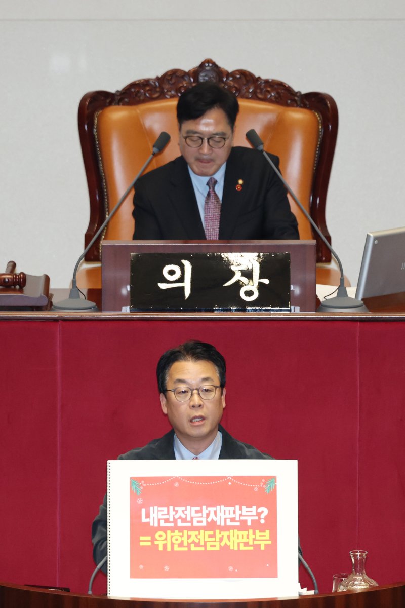 곽규택 국민의힘 의원이 11일 서울 여의도 국회에서 열린 제430회국회(임시회) 1차 본회의에서 형사소송법 일부개정법률안(대안)에 대한 무제한 토론(필리버스터)을 하고 있다. 2025.12.11/뉴스1 ⓒ News1 이승배 기자