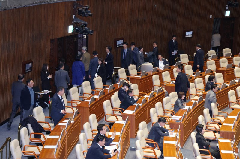 곽규택 국민의힘 의원이 11일 서울 여의도 국회에서 열린 제430회국회(임시회) 제1차 본회의에서 형사소송법 일부개정법률안(대안)에 대한 무제한 토론(필리버스터)에 돌입하자 더불어민주당 의원들이 퇴장하고 있다. 2025.12.11/뉴스1 ⓒ News1 신웅수 기자